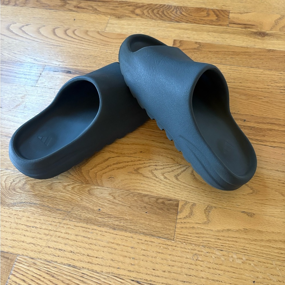YEEZY Slides ‘Dark Onyx’